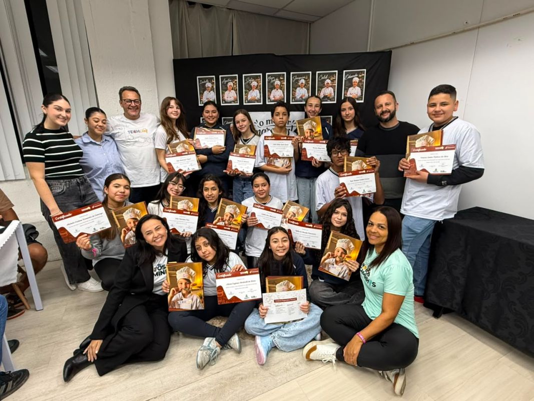 Primeira turma do TechChef celebra formatura no Centro de Contraturno Novos Caminhos
