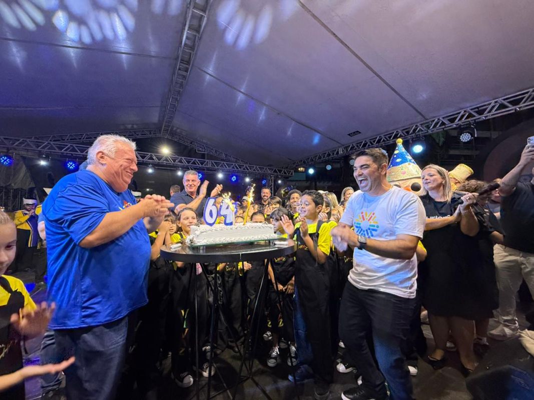 Praça da Paz lotada marca noite de celebração dos 64 anos de Itapema