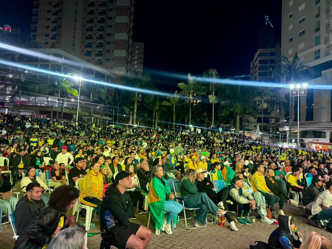Torcida lota Praça da Paz em Itapema para estreia do Brasil na Copa do Mundo