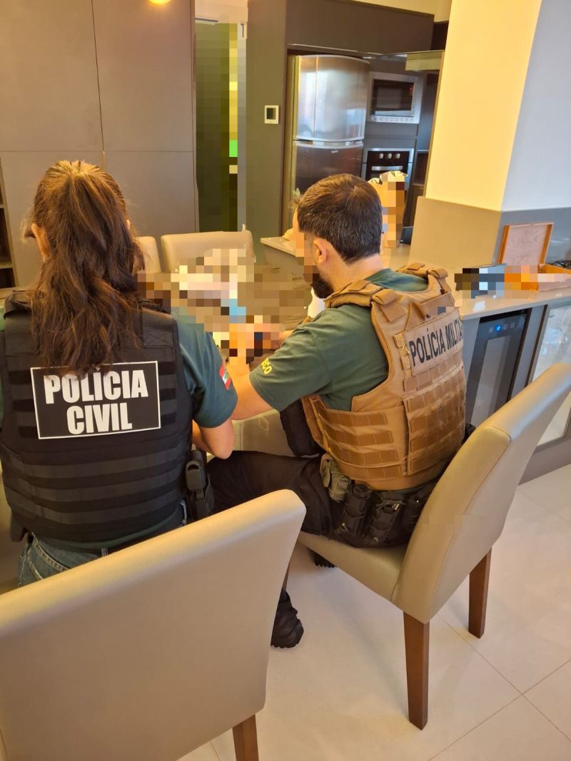 GAECO: Dois mandados de busca e apreensão foram cumpridos em Itapema em investigação que apura esquema criminoso aplicado na internet divulgando remédios e tratamentos ilegítimos colocando em risco a saúde pública. 