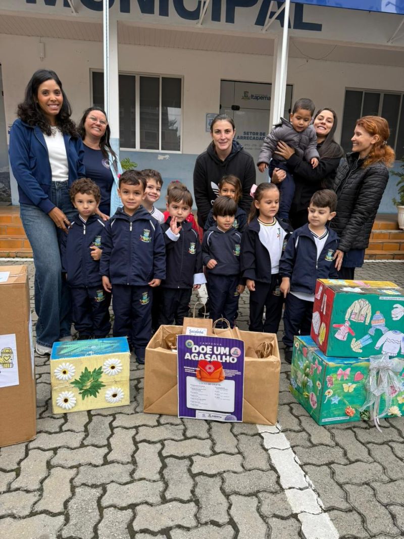 Crianças do CMEI Soldadinho de Chumbo realizam ação solidária e arrecadam doações para a Campanha Doe um Agasalho