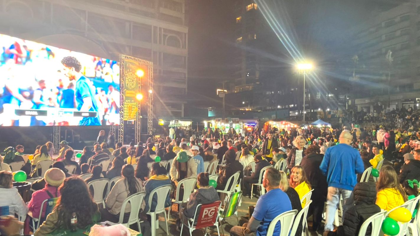 Torcida transforma Praça da Paz em ponto de encontro da Copa em Itapema