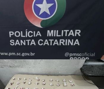 TRÁFICO DE DROGAS É DESARTICULADO EM ITAPEMA E MAIS DE 200 PORÇÕES DE COCAÍNA SÃO APREENDIDAS