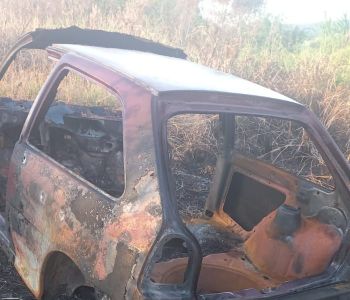 VEÍCULO FURTADO É ENCONTRADO CARBONIZADO ÀS MARGENS DA BR-101 EM PORTO BELO
