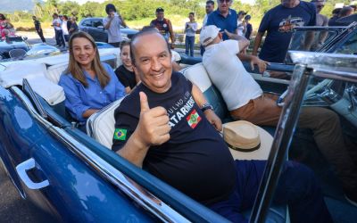 Em Balneário Camboriú, governador Jorginho Mello participa de carreata que celebra a Rota do Antigomobilismo