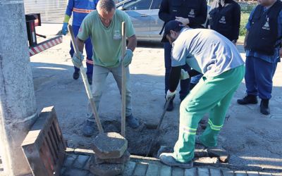 Prefeitura de Porto Belo realiza Operação Boca de Lobo na Rua Blumenau para prevenir alagamentos