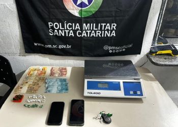 Na tarde desta sexta-feira (03), por volta das 18h, uma operação da Polícia Militar resultou na prisão de dois homens por tráfico de drogas em uma conveniência localizada no bairro Morretes