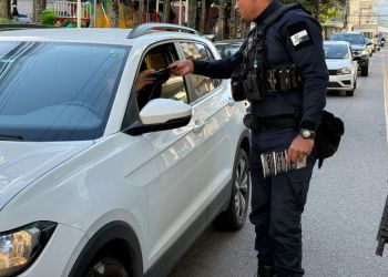 Blitz educativa orienta motoristas durante o Maio Amarelo em Itapema