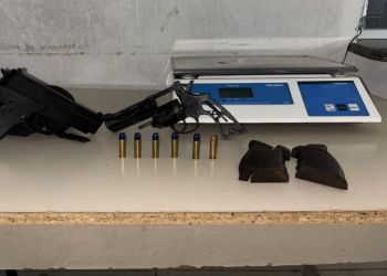 Homem é preso com arma de fogo após fugir e resistir à abordagem em Porto Belo