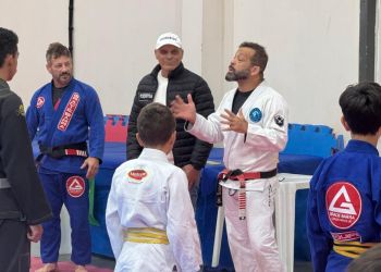 Lenda mundial do Jiu-Jitsu, mestre Hélio Soneca ministra aula para alunos em Itapema