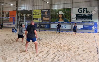 Secretaria de Políticas à Pessoa Idosa oferece aulas de Beach Tennis para os 60+