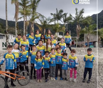 PROGRAMA CICLISTAS DO FUTURO SUPERA 150 CRIANÇAS ATENDIDAS E AVANÇA PARA NOVA PISTA DE BMX RACING EM ITAPEMA
