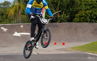 PEDALA ITAPEMA DISPUTA BRASILEIRO DE BMX RACING COM CAMPEÕES E ATUAÇÃO MULTIDISCIPLINAR