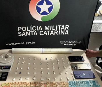 Na noite de segunda-feira (9), por volta das 21h, a Polícia Militar, prendeu três pessoas pelos crimes de tráfico de drogas e associação para o tráfico em uma ocorrência que envolveu as cidades de Itapema e São João Batista.