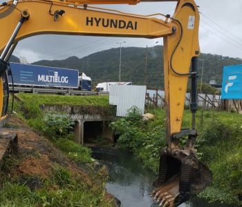 Equipes da Defesa Civil de Itapema realizam limpeza no Rio Fabrício