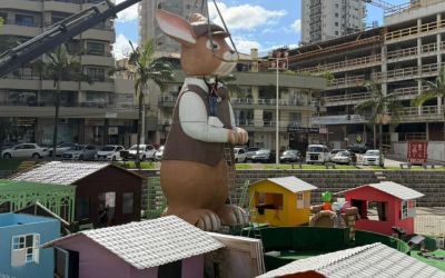 Montagem da Vila de Páscoa movimenta a Praça da Paz