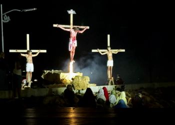 Encenação da Paixão de Cristo reúne milhares na orla de Itapema na Sexta-feira Santa