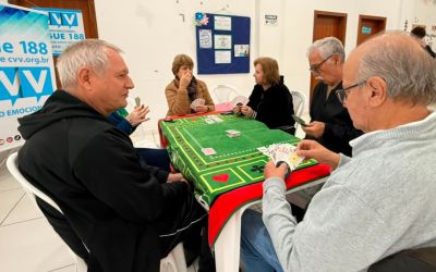 Tênis de mesa e jogos de cartas promovem integração entre idosos em Itapema