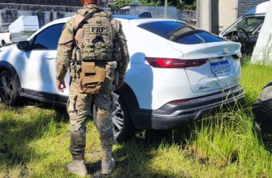 PRF recupera automóvel roubado no RJ e prende foragido em Palhoça