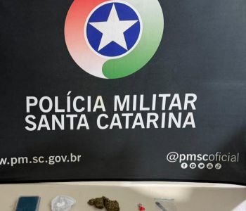 Na tarde desta quinta-feira (12), por volta das 18h, a Polícia Militar prendeu um homem por tráfico de drogas, desobediência e resistência no bairro Centro, em Itapema.