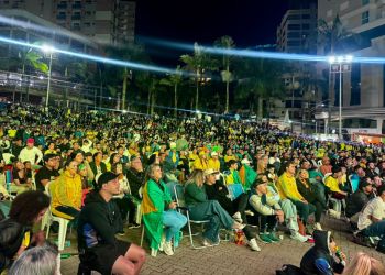 Torcida lota Praça da Paz em Itapema para estreia do Brasil na Copa do Mundo