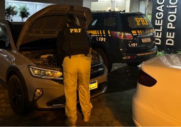 Foragida por tráfico é presa em Itapema conduzindo automóvel furtado 