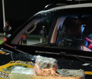 Casal é preso por tráfico após perseguição e descarte de droga na Grande Florianópolis