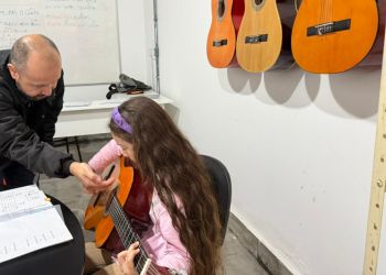 Projeto Cultura Para Todos oferece aulas gratuitas de violão em Itapema