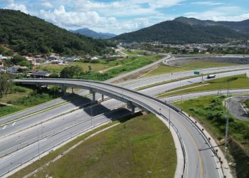 Bloqueio em viaduto no Contorno Viário altera ligação no bairro Aririú; rodovia segue com tráfego normal