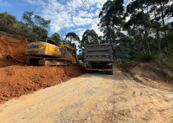 Obras do Morro do Encano avançam com etapa de preparação para pavimentação