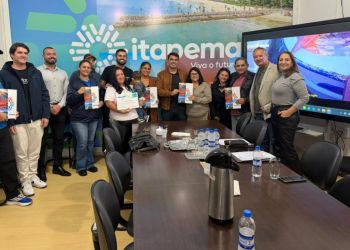 Novas famílias recebem títulos de regularização fundiária em Itapema
