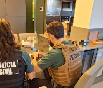GAECO: Dois mandados de busca e apreensão foram cumpridos em Itapema em investigação que apura esquema criminoso aplicado na internet divulgando remédios e tratamentos ilegítimos colocando em risco a saúde pública. 