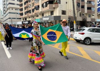 Desfile do Encontro Internacional de Etnias leva cores e tradições à Meia Praia