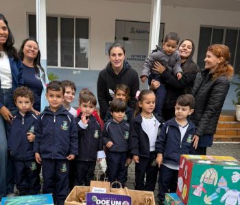 Crianças do CMEI Soldadinho de Chumbo realizam ação solidária e arrecadam doações para a Campanha Doe um Agasalho