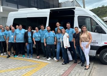 Prefeito Alexandre Xepa entrega van para transporte de alunos
