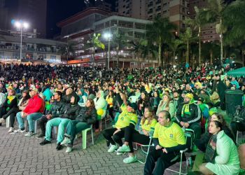 Praça da Paz celebra classificação do Brasil na Copa