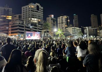 Multidão acompanha live de Frei Gilson na orla de Itapema
