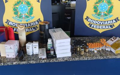 PRF flagra anabolizantes e abortivos escondidos no câmbio de carro na BR-101