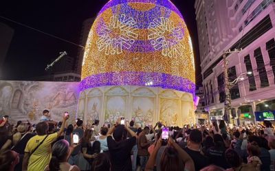 Itapema celebra abertura da Páscoa com milhares de pessoas na Praça da Paz