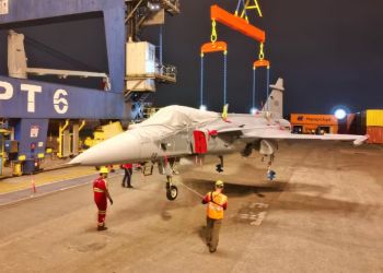 Novo caça supersônico da FAB que pode voar a 2,4 mil km/h chega ao Brasil em operação especial