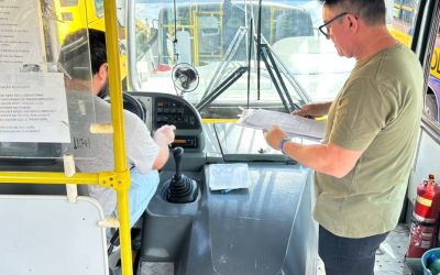Ônibus escolares da frota municipal passam por vistoria para garantir a segurança dos estudantes
