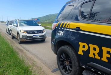 PRF recupera carro furtado que circulava clonado na BR-101 em Porto Belo