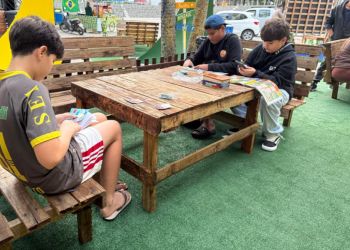 Troca de figurinhas da Copa movimenta a Praça da Paz em Itapema