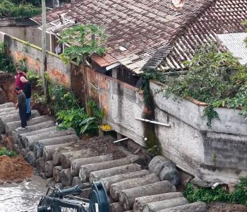 Prefeitura de Itapema realiza obra preventiva para proteger margem de rio no bairro Ilhota