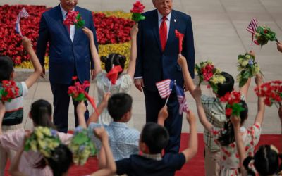 Trump é recebido com flores e torta de climão em Pequim