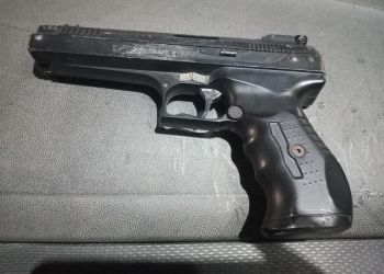 Homem é detido após ameaçar pessoas com simulacro de arma em Porto Belo