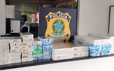 PRF flagra carga de eletrônicos escondida em carro sobre guincho no Litoral Norte