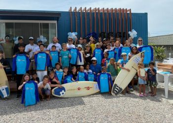Prefeitura firma convênio com a ASAI e garante atendimento para 160 crianças e adolescentes do surf em Itapema