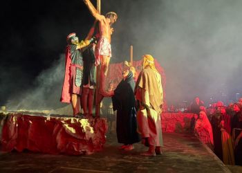 Itapema realiza Encenação da Paixão de Cristo na Sexta-feira Santa com espetáculo gratuito à beira-mar