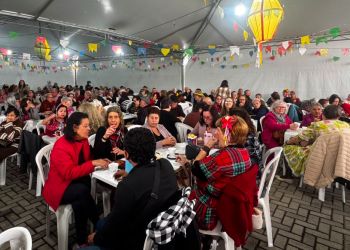 Idosos celebram tradição e convivência em Festa Junina no CCI Meia Praia